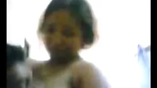 நண்பருடன் பகிரப்பட்ட கல்லூரி டீன் ஆபாச குழாய் பெண்