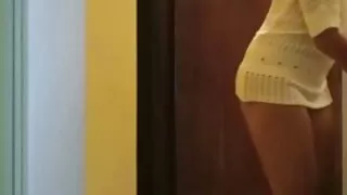 காலுறைகள் மற்றும் lndiansex குறுகிய பாவாடையில், அவள் மோஸ்க்விச்சின் ஃபாலஸை சாடுகிறாள்